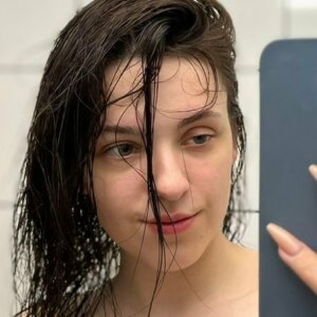 luisakrc model top img