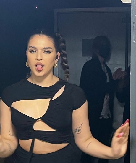 Mae Muller star high quality images