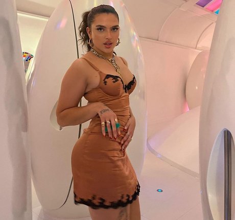 Mae Muller pornographic model gallery