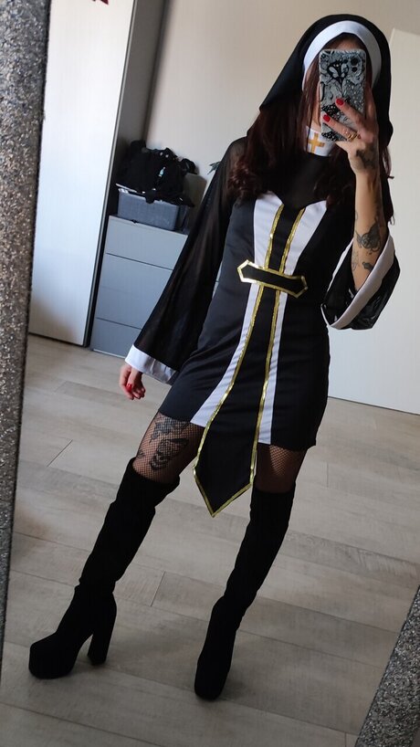 Selvaggia Corona art star picture