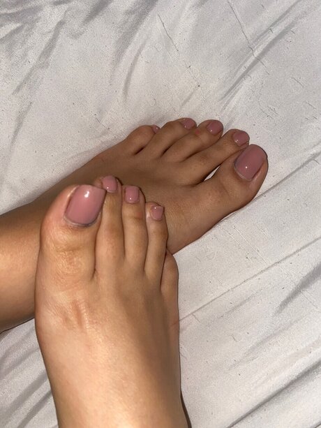 Feetbyzoya hd pornstar pic