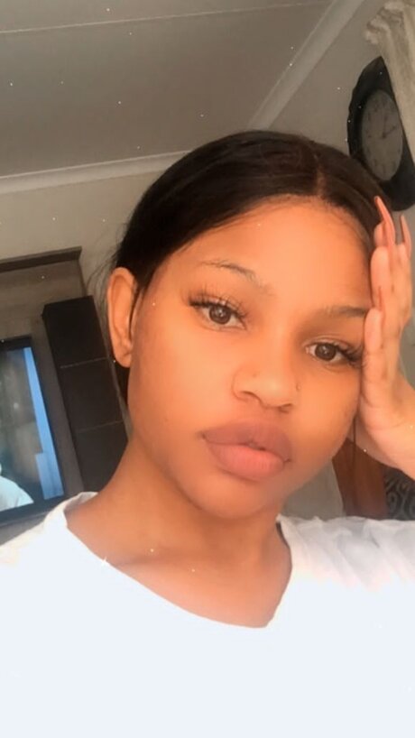 LindiweHlophe star erotic pic