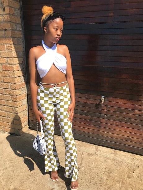 Tragga Yellowest pretty model images