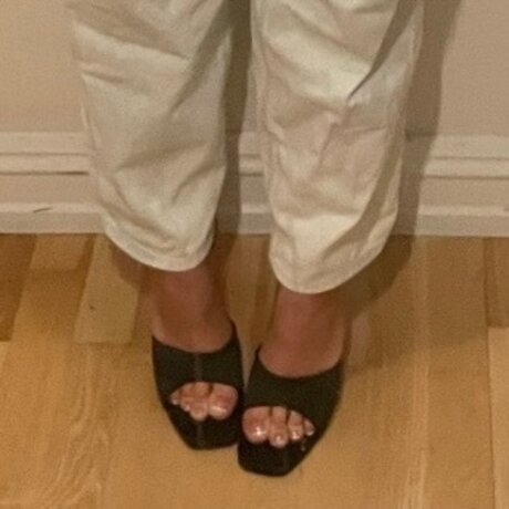 Pretty little size 4 perfect actress image