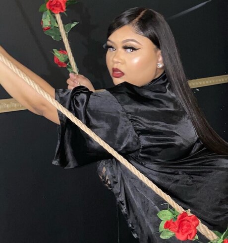 SadeTheMogul pretty pornstar img