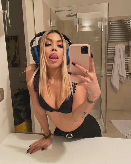 Sandra Trengia hot actress photos