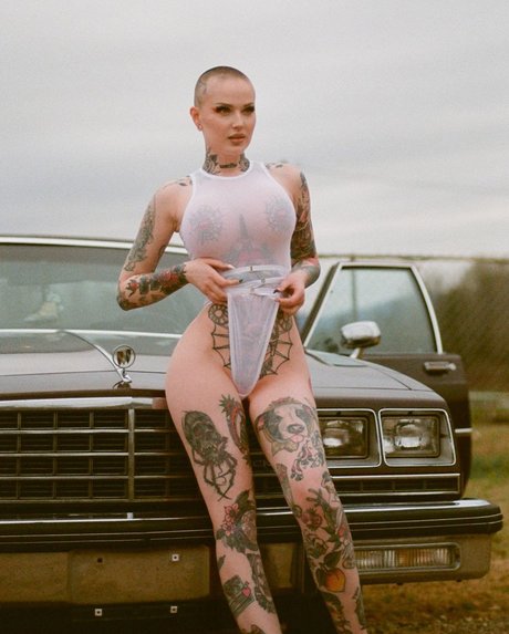 Embodoe star erotic photos