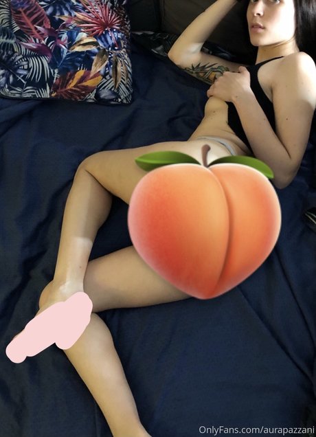 Aura Pazzani exclusive model photo