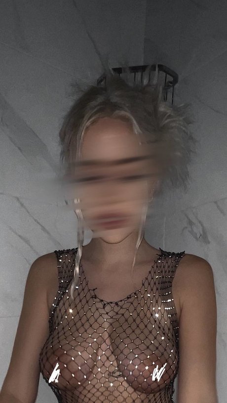 Naomi Woods sex model pictures