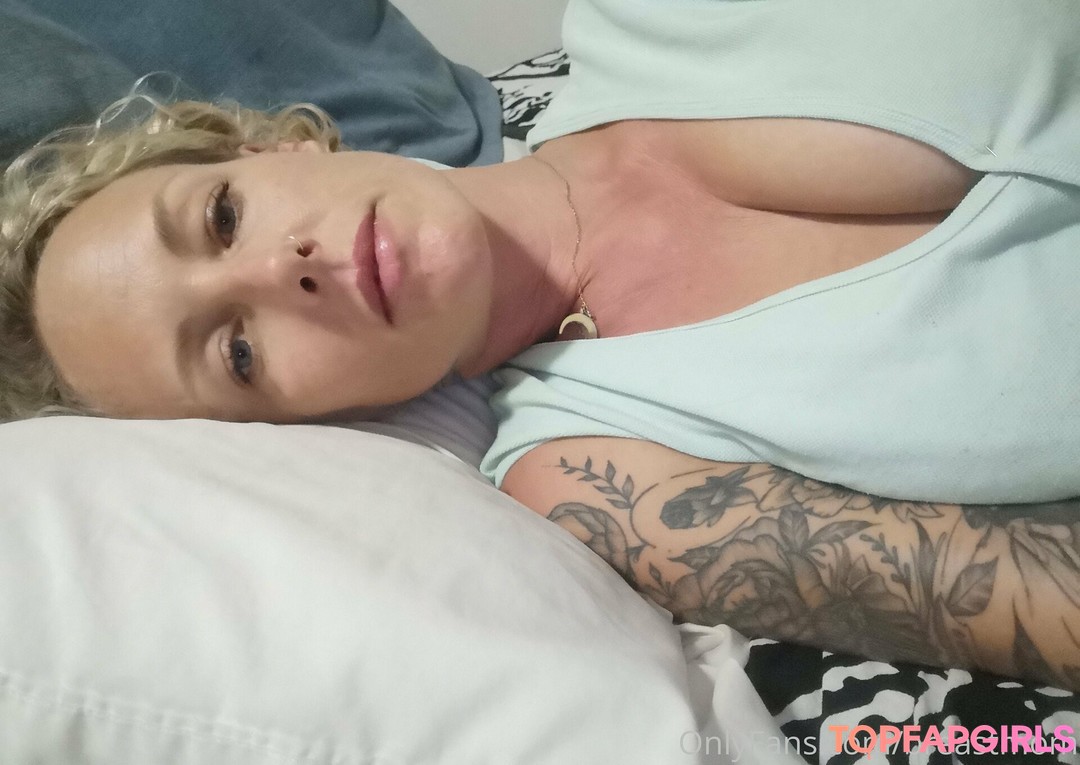 breastmom model nude image