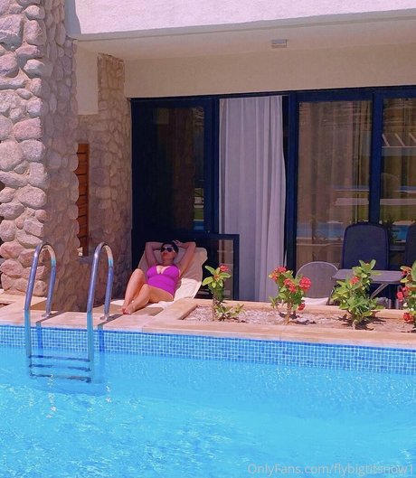 girlwithhugecleavage free actress pic