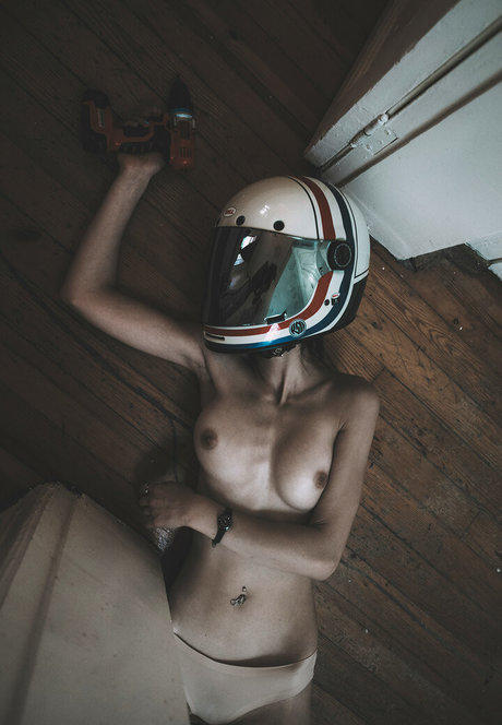 Vahide Bulu free model pic