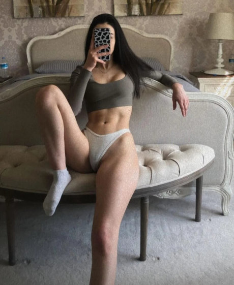 Vahide Bulu high quality model picture