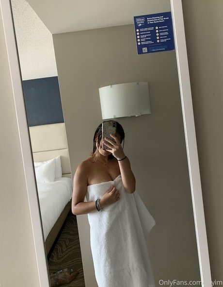 skyewrld model nude img