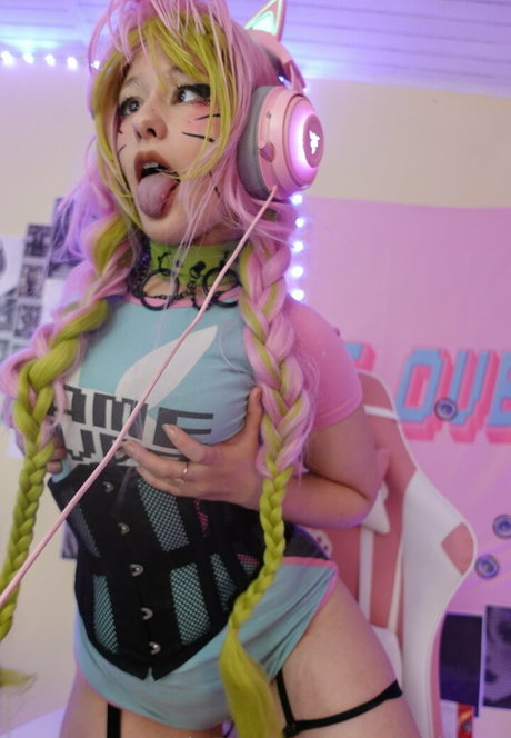 realneko tv nude actress picture