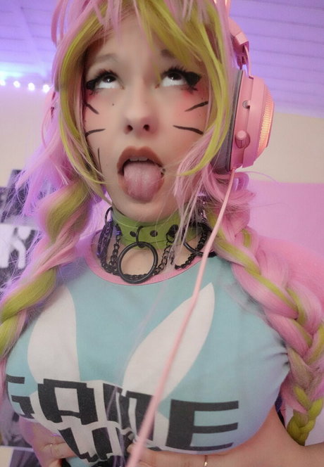 realneko tv star naked pics