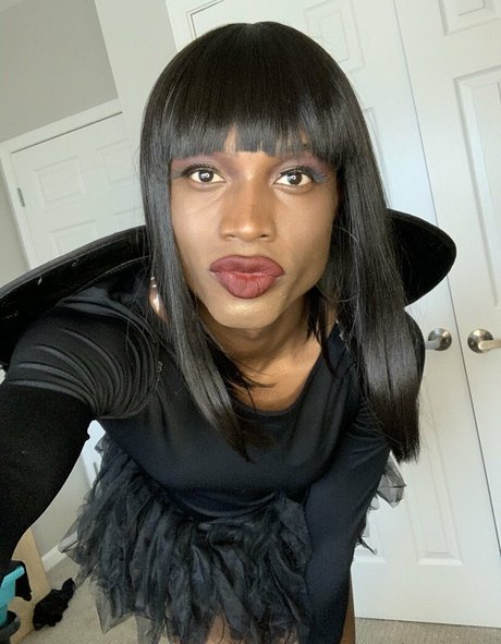 Itsvaleriemay nude pornstar img