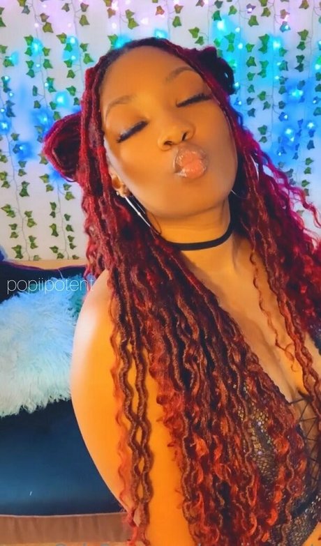 popiipotent naked model photo