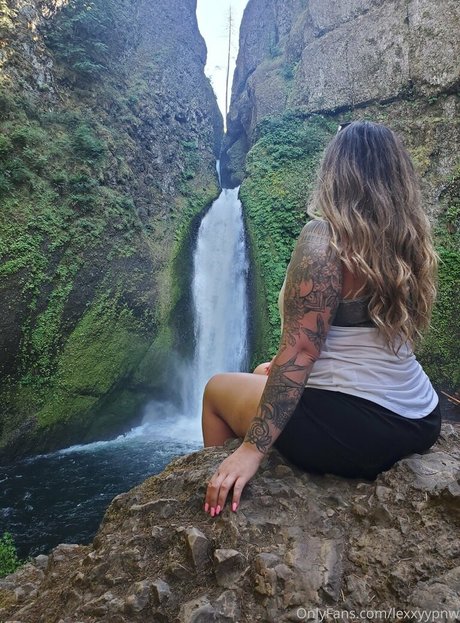 pretty ebony onlyfans top image