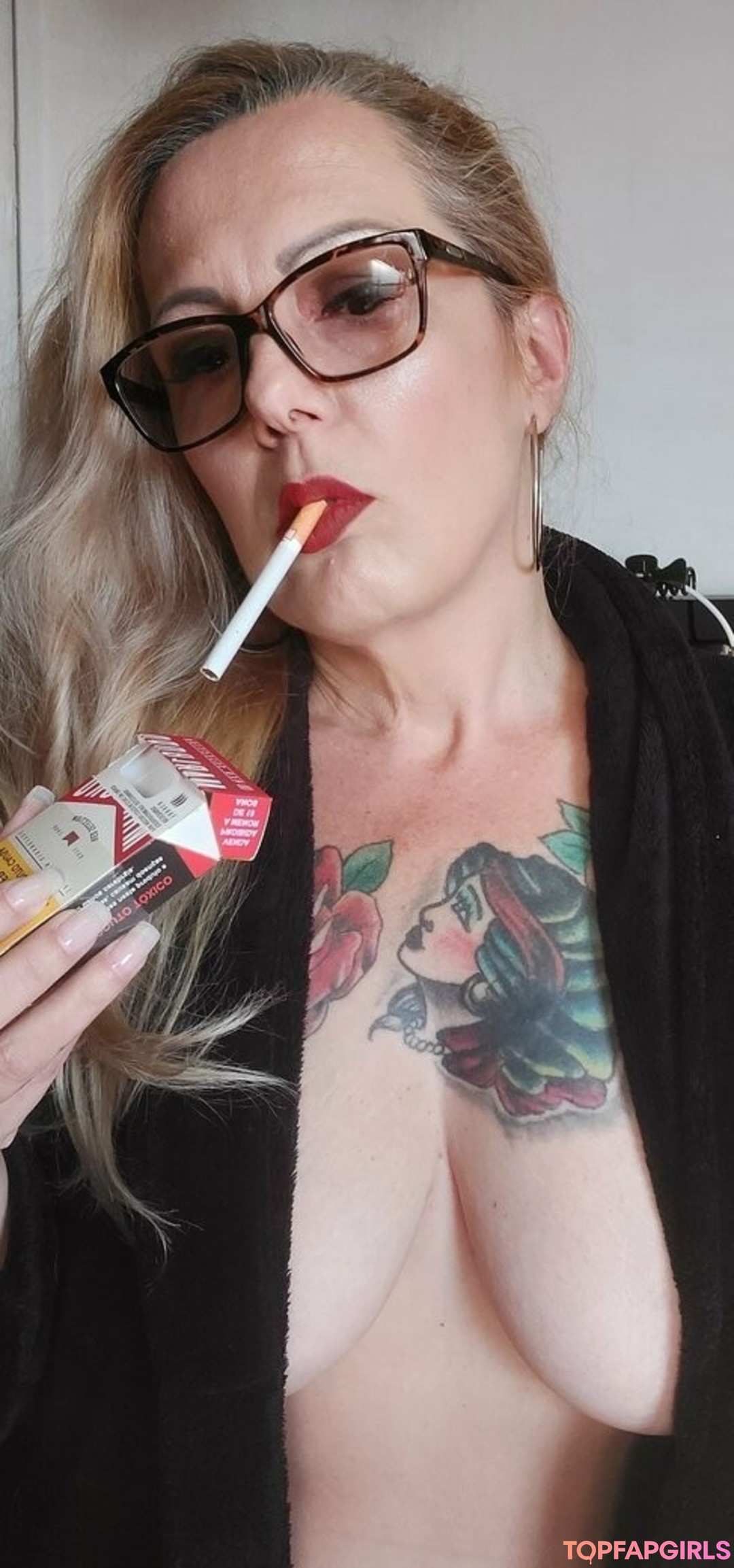lady smoker queen nude model galleries