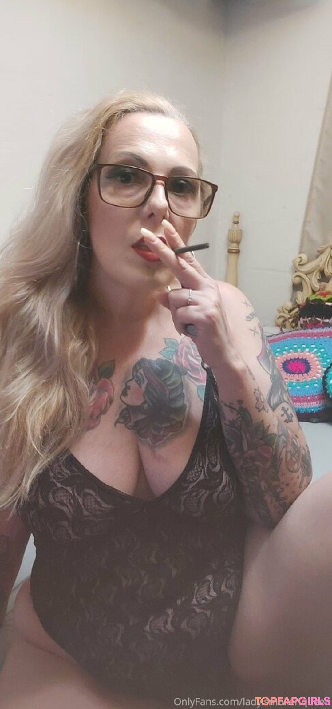 lady smoker queen model hd pictures
