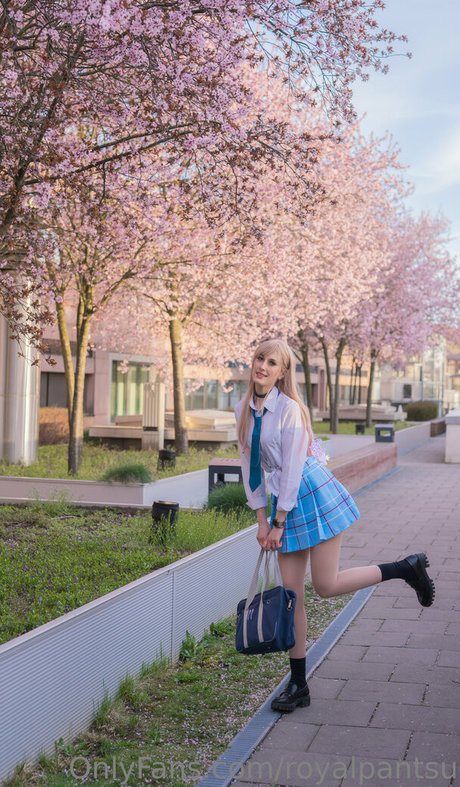 royalpantsu nude actress pic