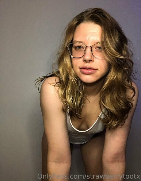 strawberrytootx pornstar erotic photos