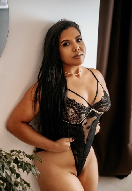 Queli Cruz adult model photo