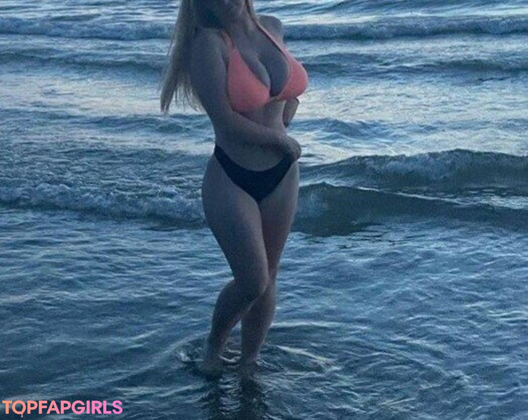 haileyyfriz hot star pic