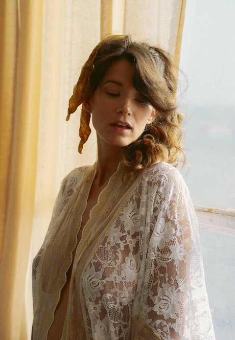 Lauren Marie Young nude model pic