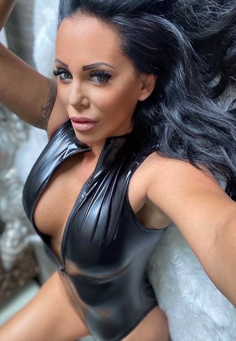 Onlyheni beautiful model img