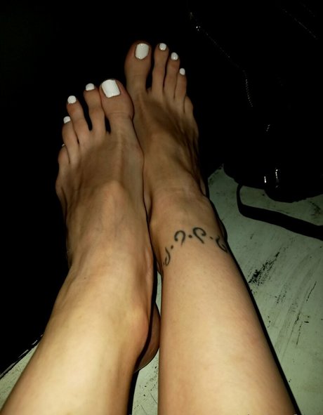 clarita feet top model pics