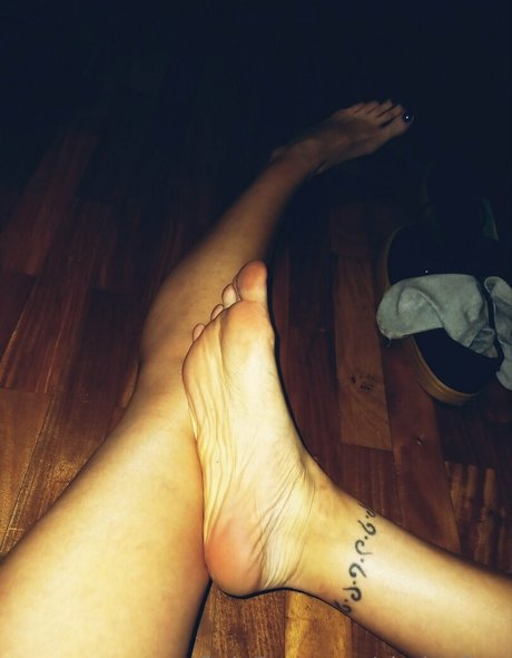 clarita feet sexy model pics