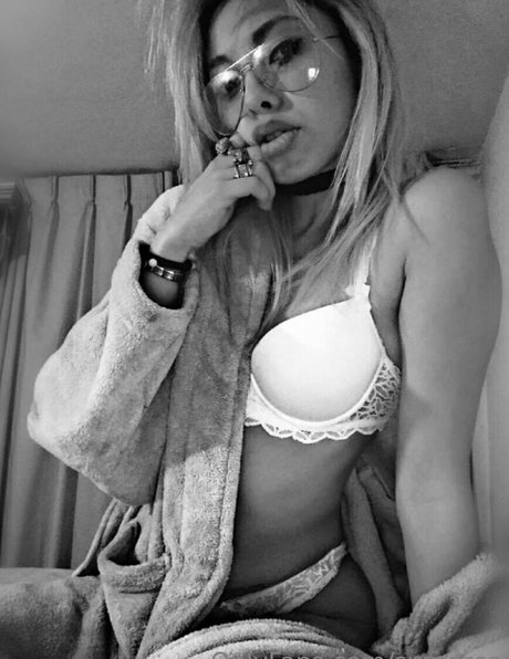 sumerce naked model pics