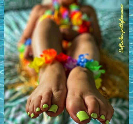 softsoles prettytoesxoxo nude model photo