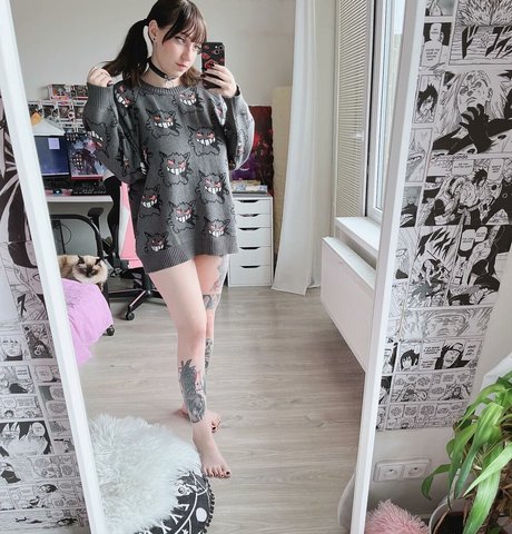 DeidarasBae model pornographic images