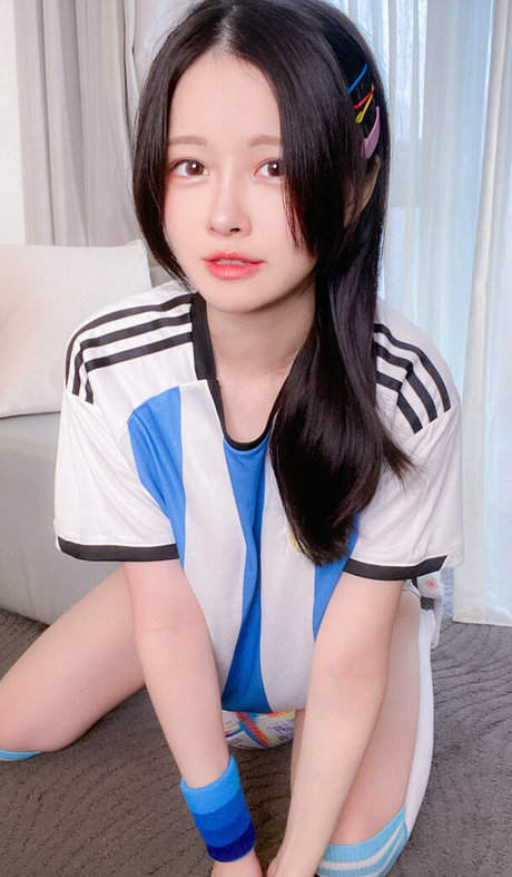 arty42575619 model top img