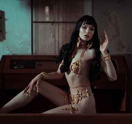 Saich0tic model porn pic