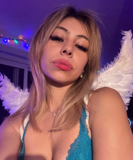 Glossyjocie sexy model image