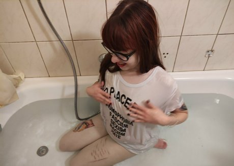 nihilistbabe naked model pic