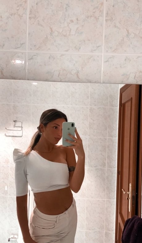 belonly model best picture