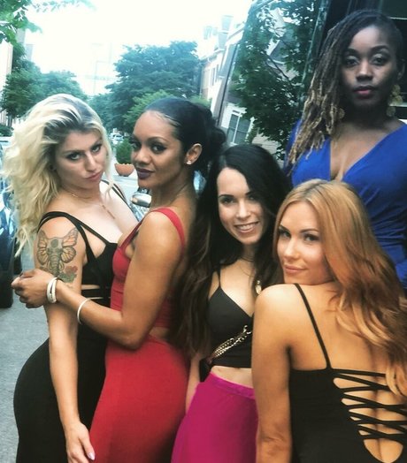 Dezmin Schubel hot star picture