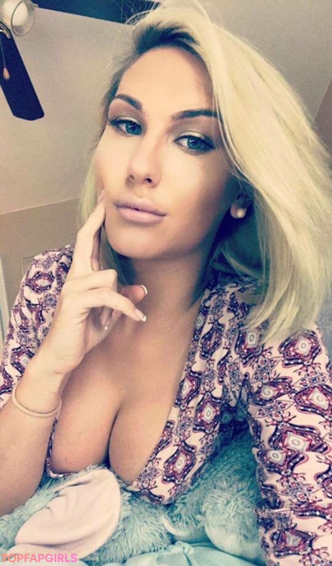 Dezmin Schubel star nude photos
