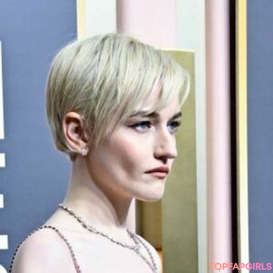 Julia Garner model top photos
