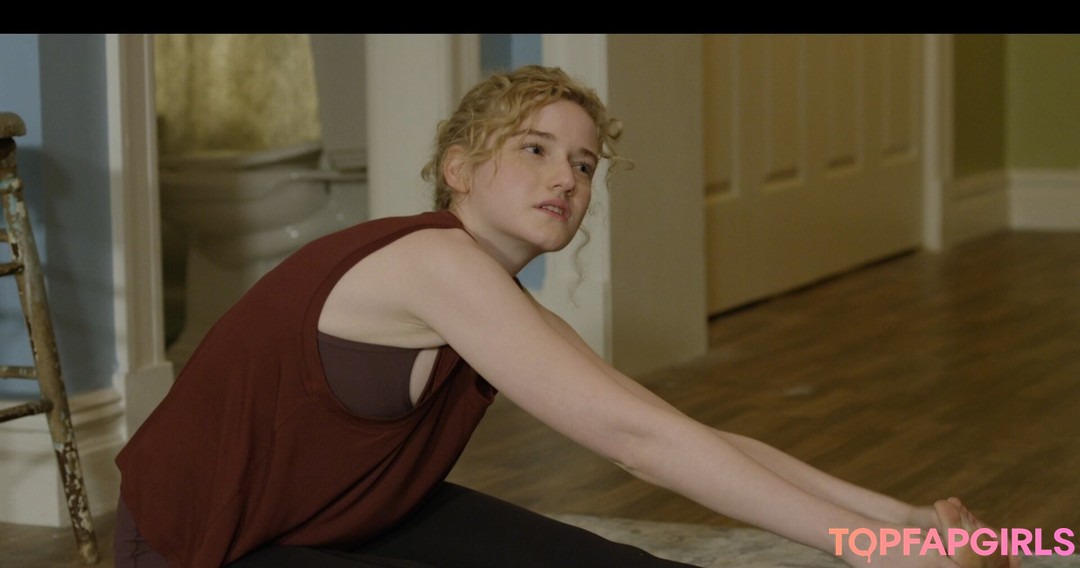 Julia Garner model top picture