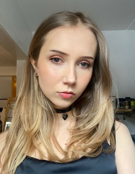 Apollolol porn model img