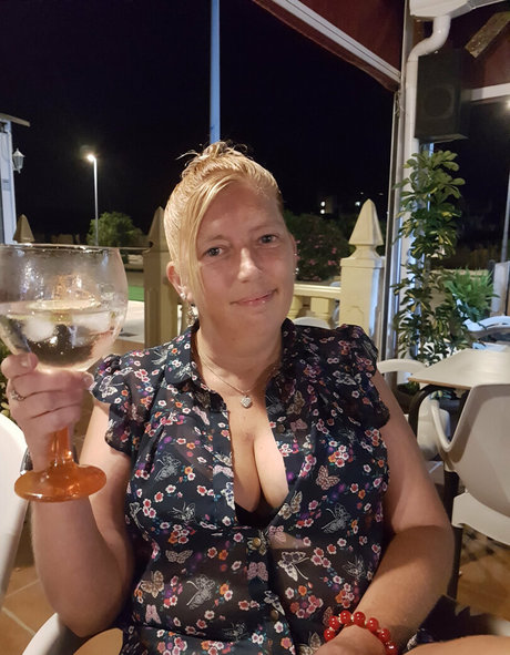 wet naughty kitty model nice picture