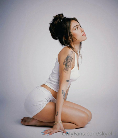 skyelia model erotic photos