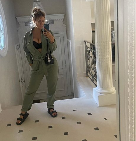 Wanda Nara sexy pornstar img