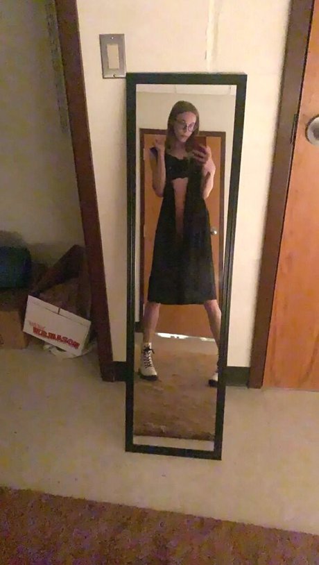 Zee R_ sexy pornstar photo